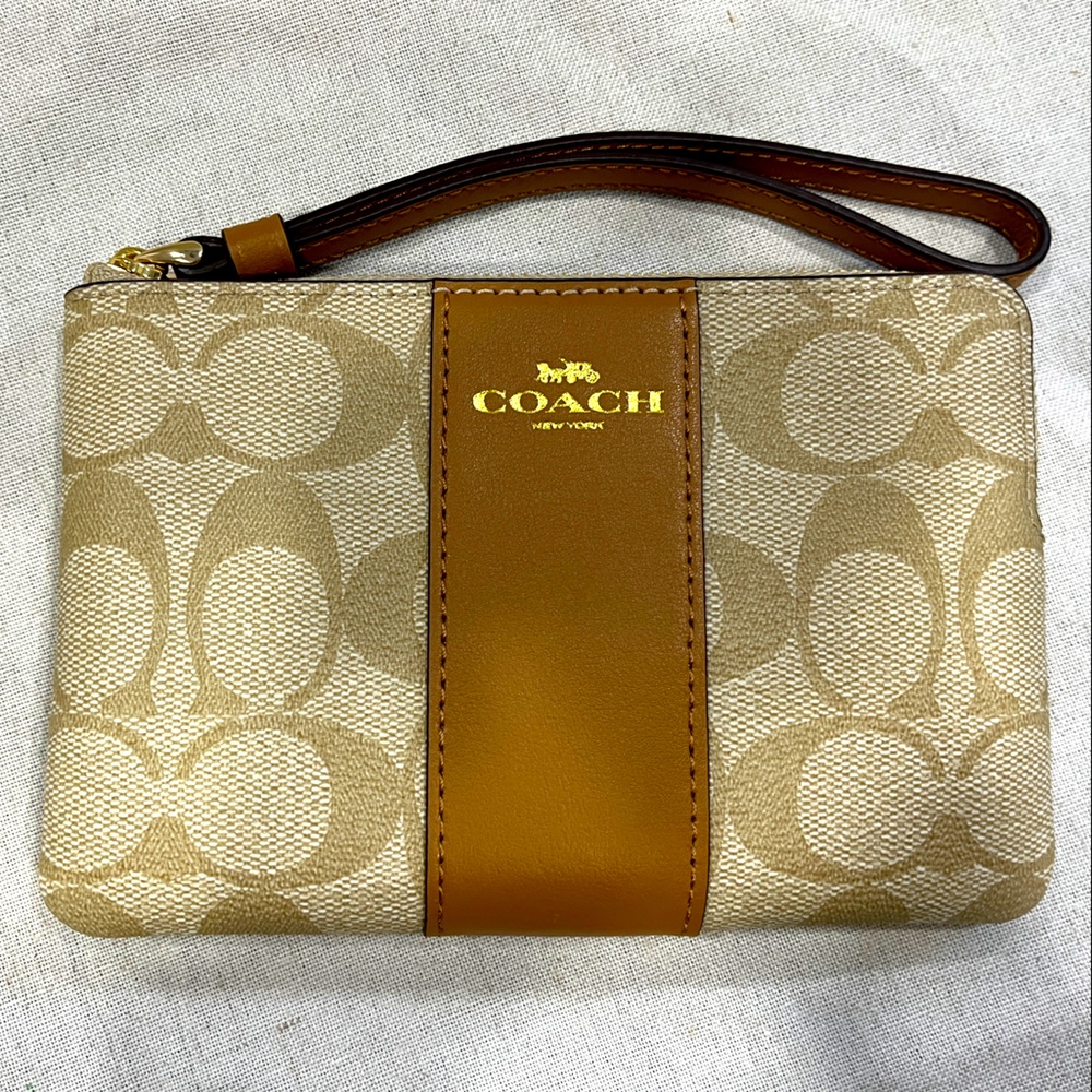 ✧･ﾟ: *✧･ﾟ:* New Coach Corner Zip Wristlet ✧･ﾟ: *✧･ﾟ:*